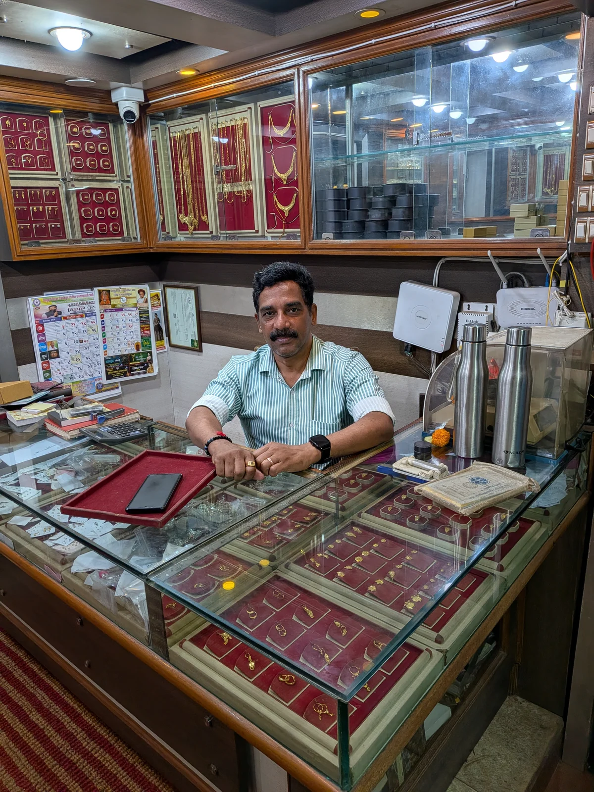 सावंतवाडीतील राजेश ज्वेलर्स दुकानात बसलेले मालक आणि सुवर्णकार राजेश धारगळकर
